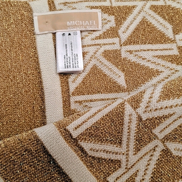 🧣MICHAEL KORS Gold Sparkle/Cream Logo Scarf - Picture 2 of 4